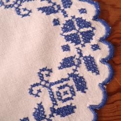 フランスの手仕事/ボタニカル　青糸手刺繍 フォークロアな円形ドイリー (ヴィンテージ インテリア） 9枚目の画像