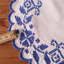 フランスの手仕事/ボタニカル　青糸手刺繍 フォークロアな円形ドイリー (ヴィンテージ インテリア） 10枚目の画像