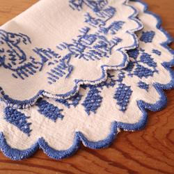 フランスの手仕事/ボタニカル　青糸手刺繍 フォークロアな円形ドイリー (ヴィンテージ インテリア） 8枚目の画像