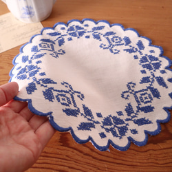 フランスの手仕事/ボタニカル　青糸手刺繍 フォークロアな円形ドイリー (ヴィンテージ インテリア） 7枚目の画像