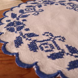 フランスの手仕事/ボタニカル　青糸手刺繍 フォークロアな円形ドイリー (ヴィンテージ インテリア） 6枚目の画像