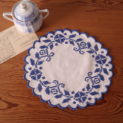 フランスの手仕事/ボタニカル　青糸手刺繍 フォークロアな円形ドイリー (ヴィンテージ インテリア） 5枚目の画像
