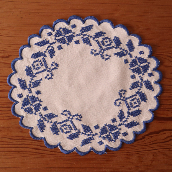 フランスの手仕事/ボタニカル　青糸手刺繍 フォークロアな円形ドイリー (ヴィンテージ インテリア） 2枚目の画像
