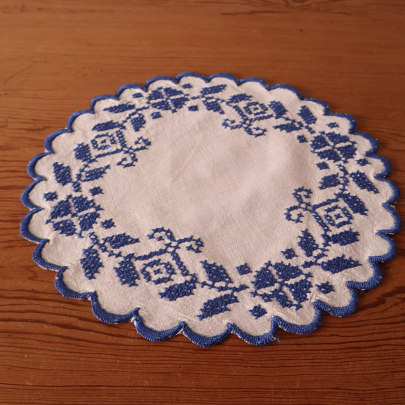 フランスの手仕事/ボタニカル　青糸手刺繍 フォークロアな円形ドイリー (ヴィンテージ インテリア） 3枚目の画像