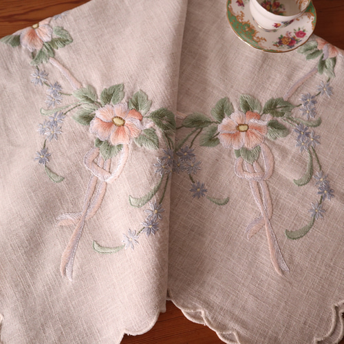 リネンの手刺繍テーブルクロス
