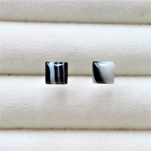再入荷】6mm ◼ストライプオニキス◼ スクエアカボションピアス 