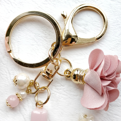 ピンクフラワーキーホルダーバッグチャームローズクウォーツ二液性レジン花