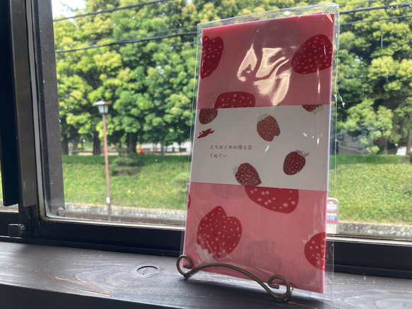 とちおとめの降る空　オリジナル手拭い　ストロベリーピンク　使い方の紙付き　日本製 2枚目の画像