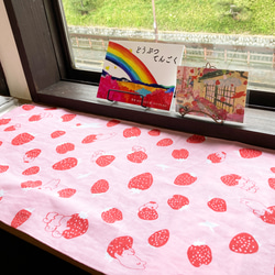 とちおとめの降る空　オリジナル手拭い　ストロベリーピンク　使い方の紙付き　日本製 3枚目の画像