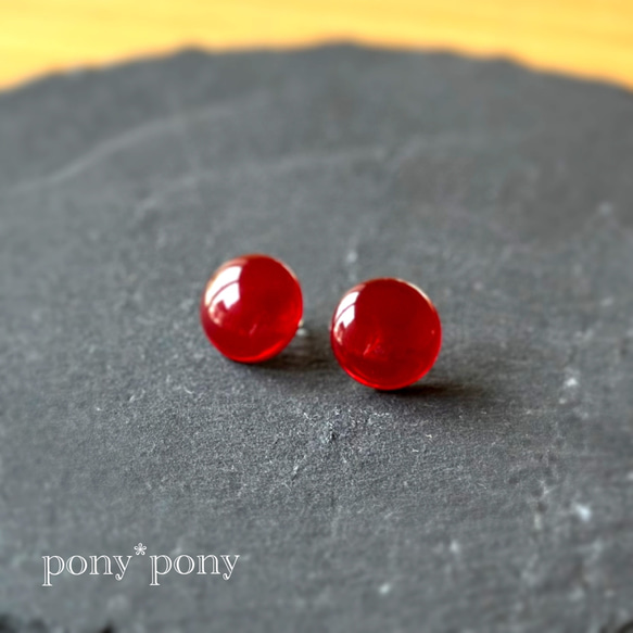 ドイツ製カボション＊一粒イヤリング（チェリーレッド）　樹脂ノンホールピアス（イヤリング/ピアス） 1枚目の画像