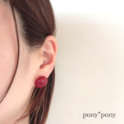 ドイツ製カボション＊一粒イヤリング（チェリーレッド）　樹脂ノンホールピアス（イヤリング/ピアス） 2枚目の画像