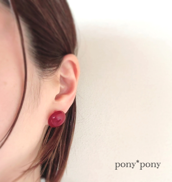 ドイツ製カボション＊一粒イヤリング（チェリーレッド）　樹脂ノンホールピアス（イヤリング/ピアス） 2枚目の画像