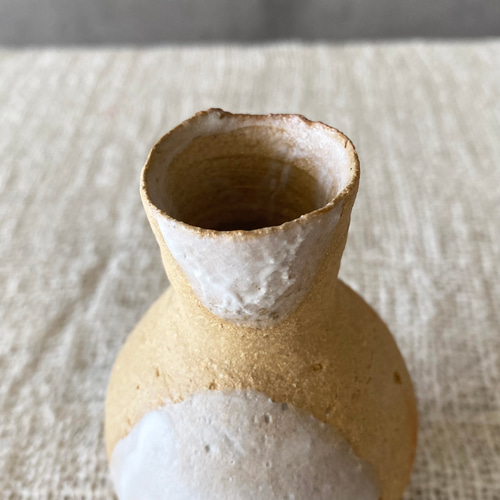 花器 壺 土器のような器に白い丸 一輪挿し・花瓶・花器 ひとつ