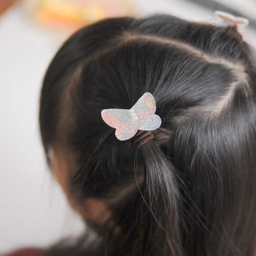 新作〉蝶々＊リバティ生地とレジンのヘアゴム♪ ヘアゴム