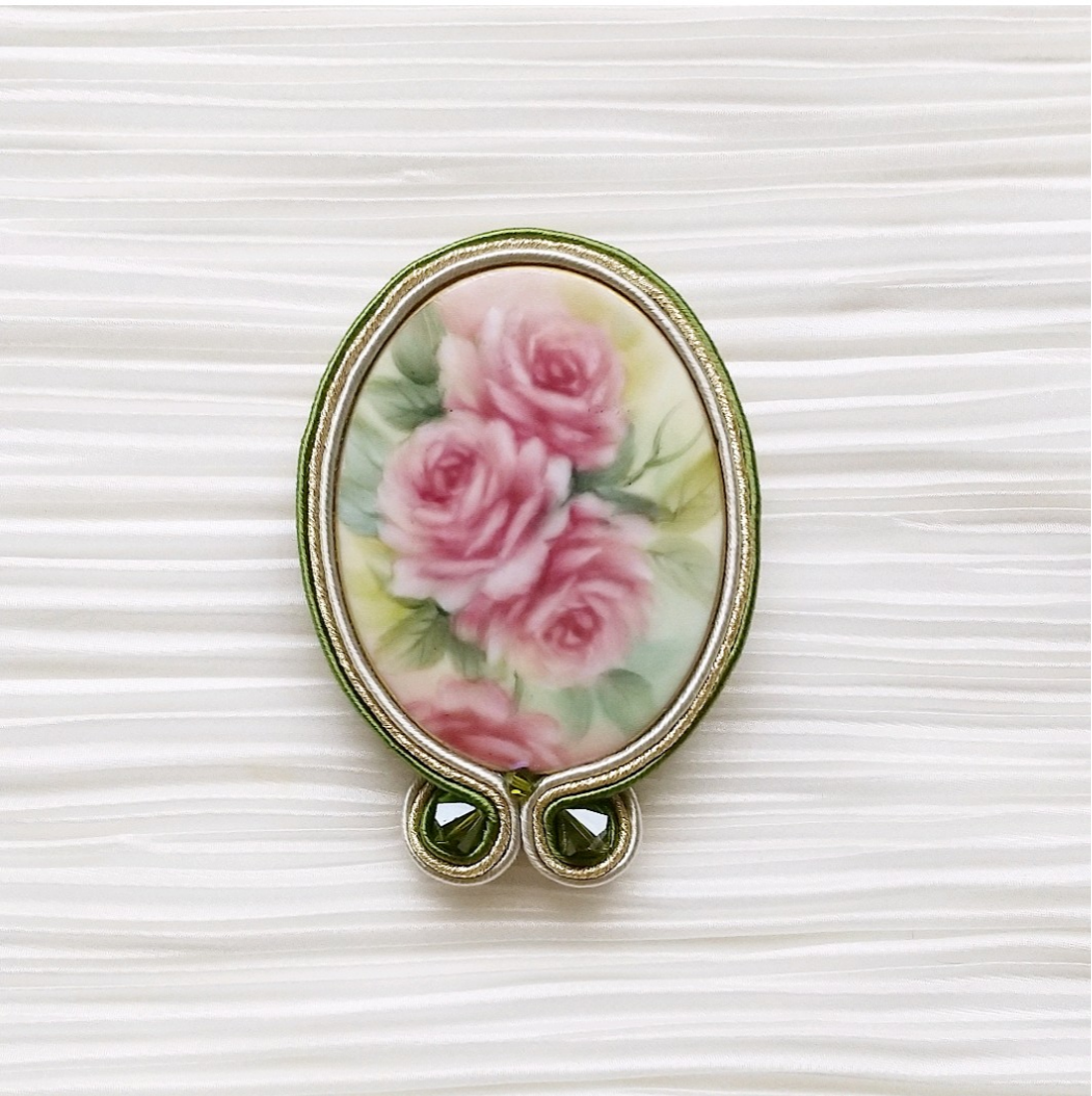 バラのブローチ