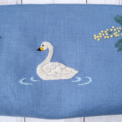 *白鳥とミモザ*　 手刺繍入リネンポーチ　 Mサイズ 4枚目の画像