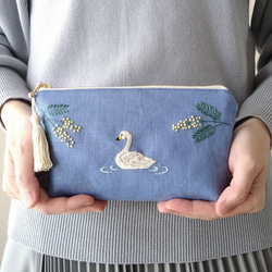 *白鳥とミモザ*　 手刺繍入リネンポーチ　 Mサイズ 1枚目の画像