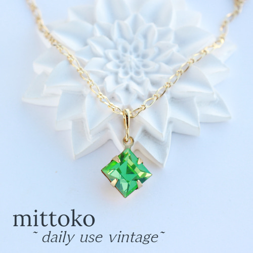 ウランガラス：スクエア】ペリドットのスワロフスキーのネックレス