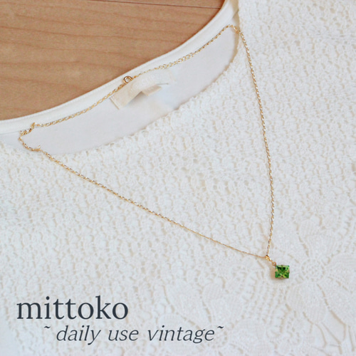 ウランガラス：スクエア】ペリドットのスワロフスキーのネックレス