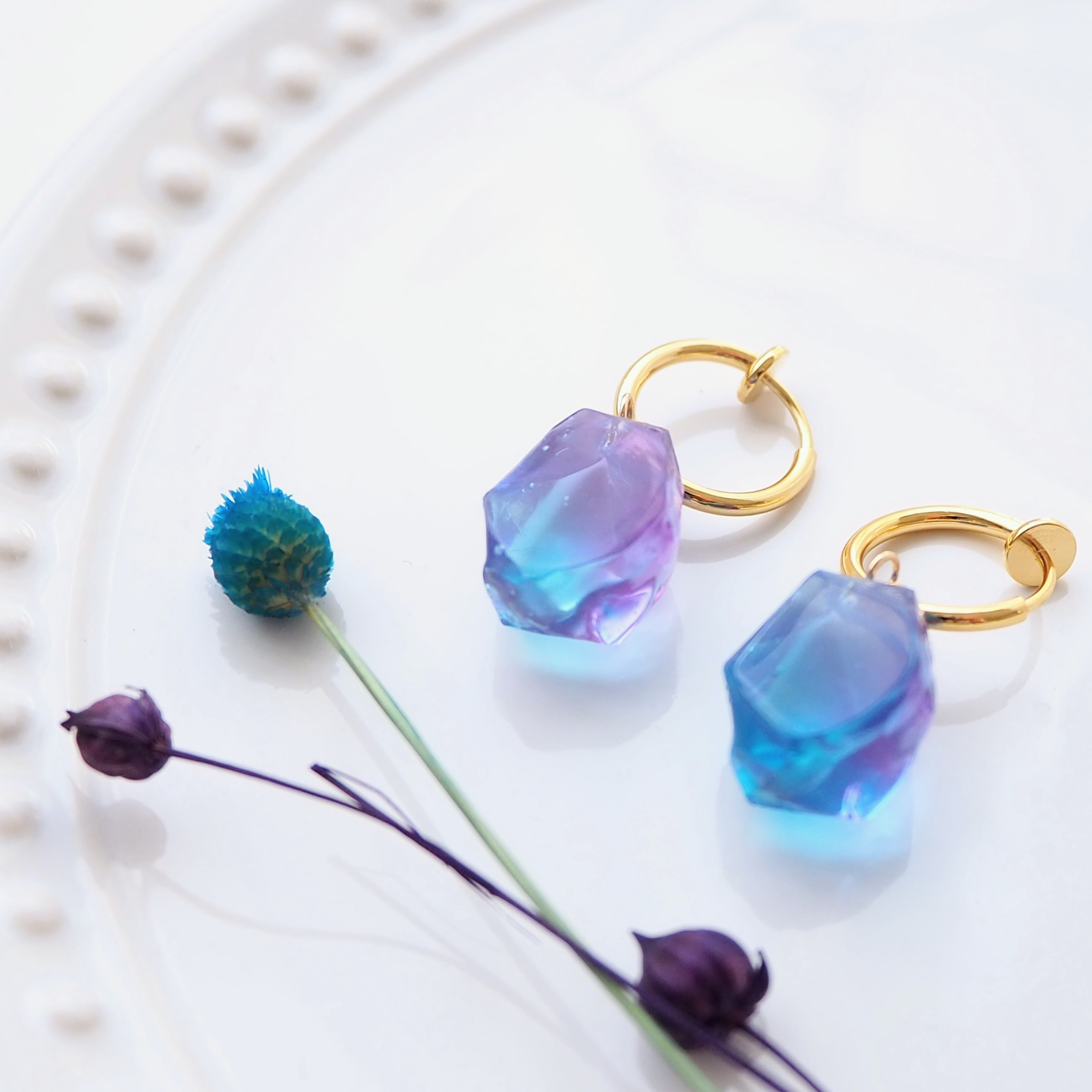 [あじさいの花びら 鉱石の断面] イヤリング/ピアス 痛くない 軽い レジン 紫陽花 透明感 プレゼント ブルー
