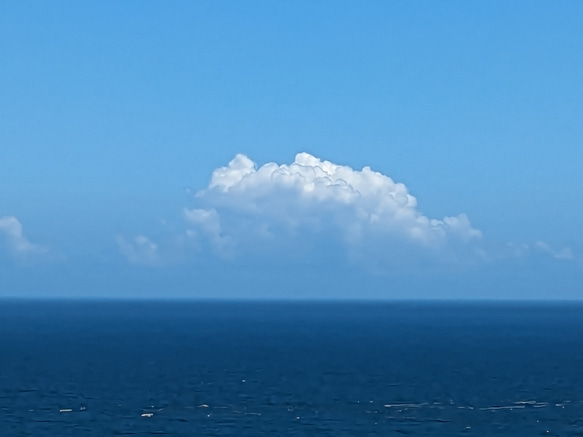 トートバッグ　虹色の空　雲の絵　空と海の絵　レインボーカラー綿菓子雲虹色ナチュラルエコバッグマルシェバッグ肩掛けバッグ 2枚目の画像