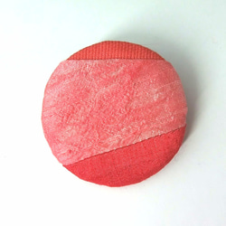 草木染めブローチ(茜とラックダイ、ピンク色、シルク) 3枚目の画像