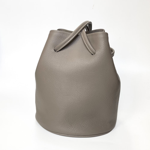 vasic アッシュグレーカラーレザー巾着バッグ vasic アッシュグレーカラーレザー巾着バッグ（BOND ALL SIZES