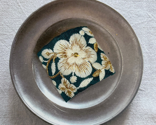 ホワイトフラワーシリーズ♡ インド刺繍リボンのポニーフック