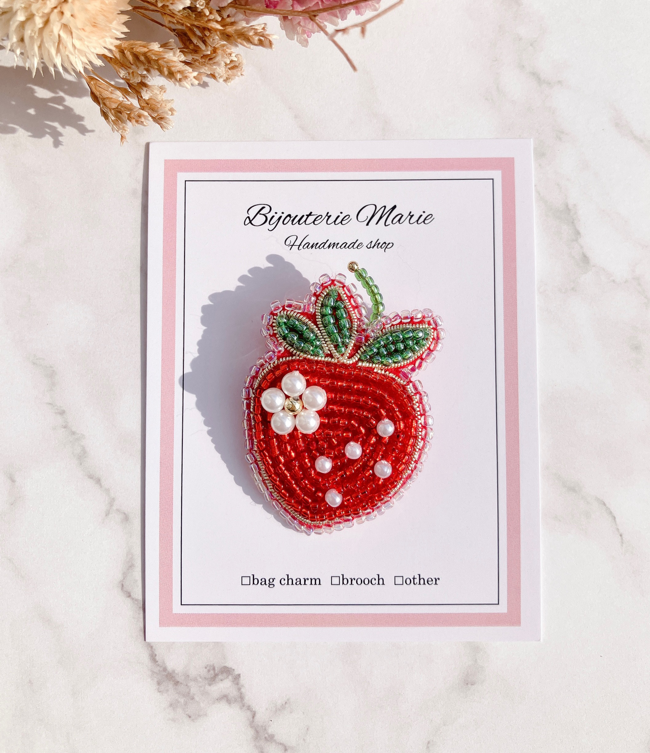 ビーズ刺繍ブローチ ✳︎赤くて可愛いstrawberry✳︎ /いちご/イチゴ