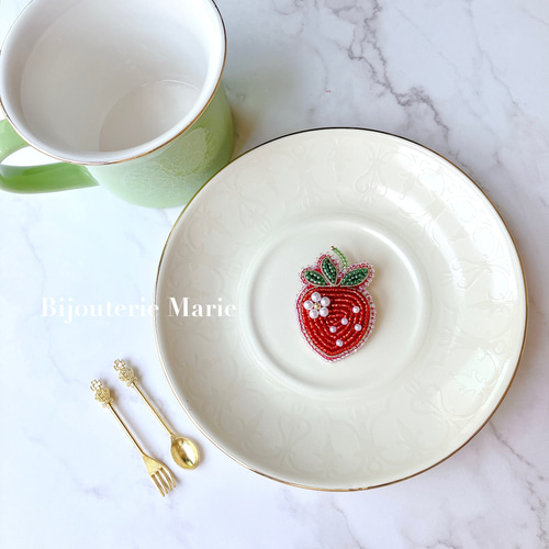 ビーズ刺繍ブローチ ✳︎赤くて可愛いstrawberry✳︎ /いちご