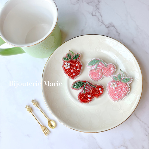 ビーズ刺繍ブローチ ✳︎赤くて可愛いstrawberry✳︎ /いちご