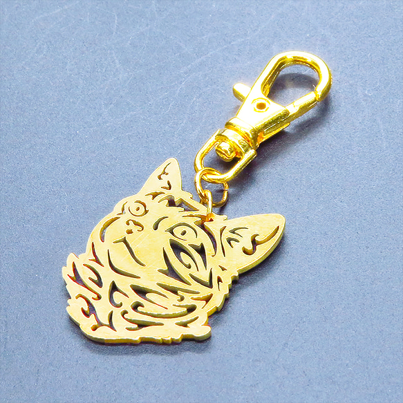 【再販×3】ゴールドカラー リアルな猫フェイスモチーフのキーホルダー ダイカット ステンレス 金具変更可 1枚目の画像