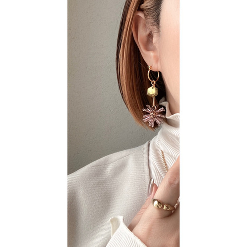 Splash flower hoop ∴ ポンポンフラワーのフープ チタンピアス 花火 