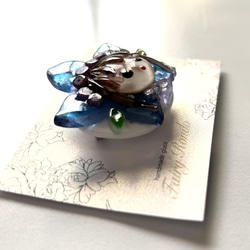 花の妖精　ベネチアンガラスとミルフィオリ「桔梗」のブローチ 3枚目の画像