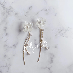 w085 white snow フラワー 花　ビジュー　ストーン　ピアス　/ イヤリング　ウェディング　結婚式　成人式　 2枚目の画像