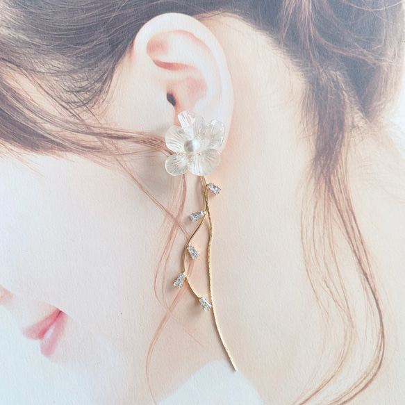 w085 white snow フラワー 花　ビジュー　ストーン　ピアス　/ イヤリング　ウェディング　結婚式　成人式　 5枚目の画像