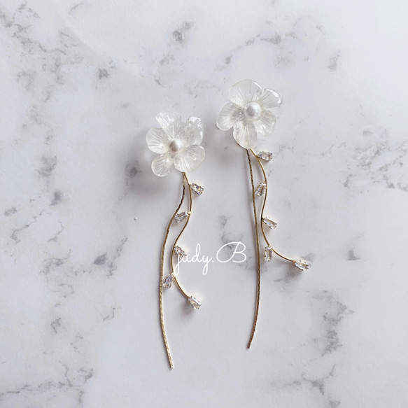 w085 white snow フラワー 花　ビジュー　ストーン　ピアス　/ イヤリング　ウェディング　結婚式　成人式　 1枚目の画像