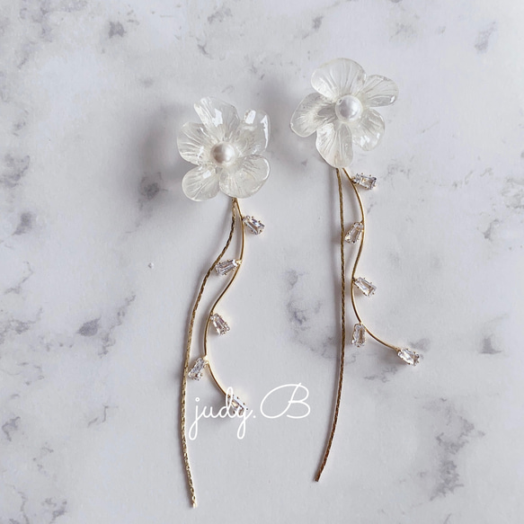 w085 white snow フラワー 花　ビジュー　ストーン　ピアス　/ イヤリング　ウェディング　結婚式　成人式　 4枚目の画像