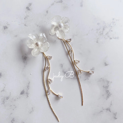 w085 white snow フラワー 花　ビジュー　ストーン　ピアス　/ イヤリング　ウェディング　結婚式　成人式　 3枚目の画像