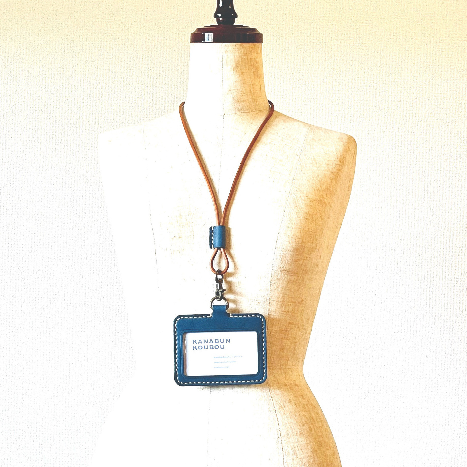 栃木レザーオイルヌメ IDケース ブルー(ポケット付き)