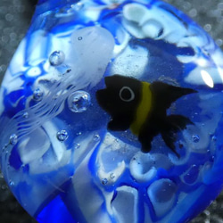 泳ぐ、一匹　ＮＯ.1（ガラス、とんぼ玉、魚、ペンダント） 8枚目の画像