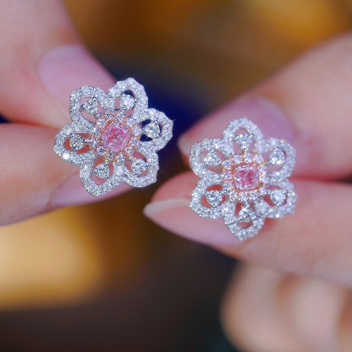 花モチーフ 天然ダイヤモンドピアスk18 ピアス（スタッド・一粒  