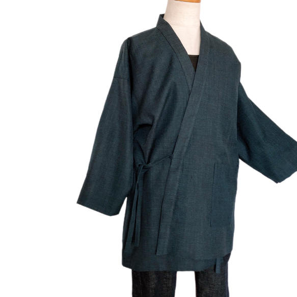 粋な裏付き作務衣 人物 風景柄 ハーフ 着物リメイク 紺 和装 和柄 アウター 男女兼用 男性 女性 (N5504) 3枚目の画像