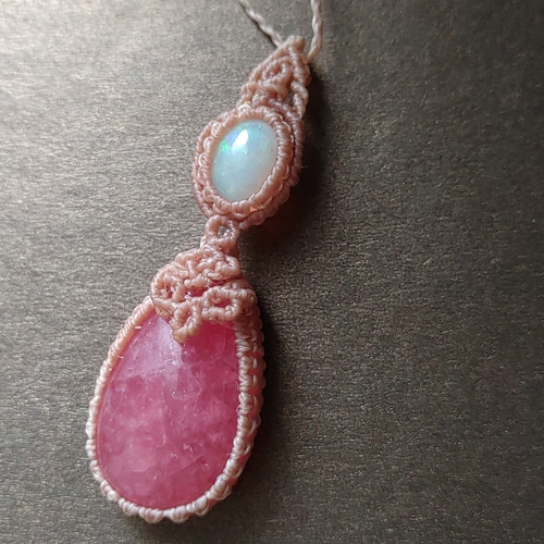 インカローズとオパールのマクラメ編みネックレス ネックレス