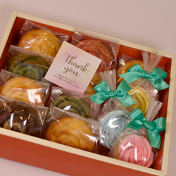 バラの焼き菓子BOX（バラのマドレーヌ９個、バラのクッキー３個） 1枚目の画像