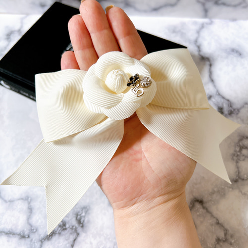 カメリア 大きめリボン アンティークホワイト ピンクリップ ヘアピン