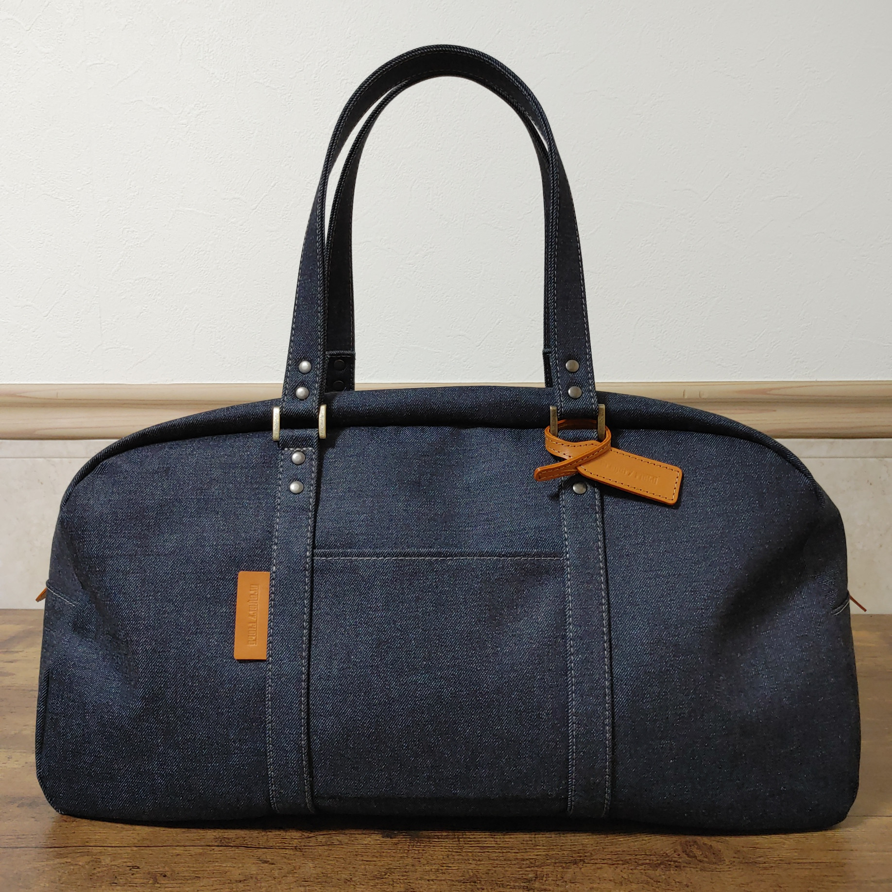 新品未開封品】エンボスロゴデニムボストンバッグ 【公式通販】