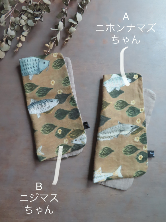 ＜ふんわり4重ガーゼハンカチ＞川魚のカモフラ風柄：タン×カーキ：リバーシブル：コットン100％ 4枚目の画像