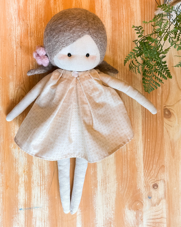 カントリードール、着せ替え人形、布ドール、ベイビーギフト(グレー三つあみヘア、ベージュドレス) 3枚目の画像