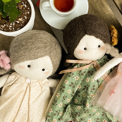 カントリードール、着せ替え人形、布ドール、ベイビーギフト(グレー三つあみヘア、ベージュドレス) 1枚目の画像